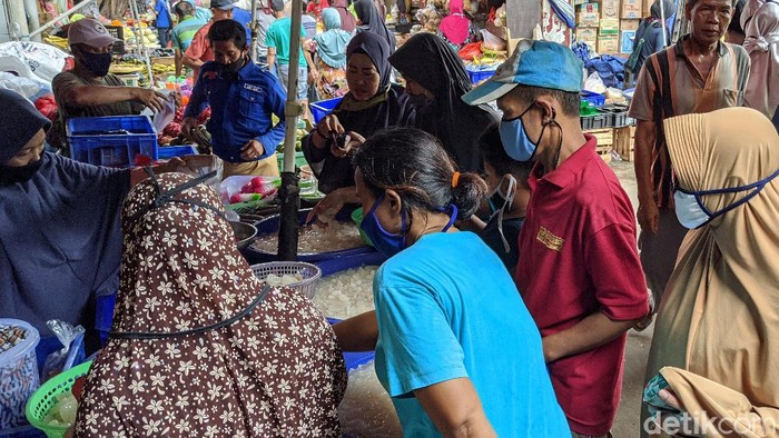Pedagang melayani pembeli buah kolang kaling di Pasar Kebayoran Lama, Jakarta, Selasa, (19/4/2020).