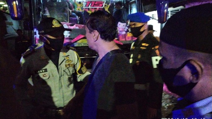 Ketahuan angkut penumpang mudik di Pondok Labu, 2 bus dikandangkan di Pool Pulogadung