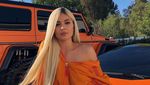 Foto di SIM Saja Cantik, Ini Gaya Kylie Jenner dengan Mobil Mewahnya