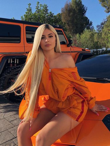 Pose Kylie Jenner di depan mobil mewah