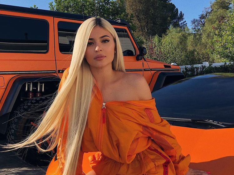 Foto di SIM Saja Cantik, Ini Gaya Kylie Jenner dengan Mobil Mewahnya