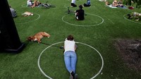 Mereka bisa bersantai,bersepeda, berlari atau bermain dengan hewan peliharaan. tetapi olah raga tim masih belum dibolehkan. (AFP)