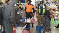 Tak hanya itu, gugus tugas juga melakukan rapid test secara acak terhadap pengunjung dan karyawan mal.
