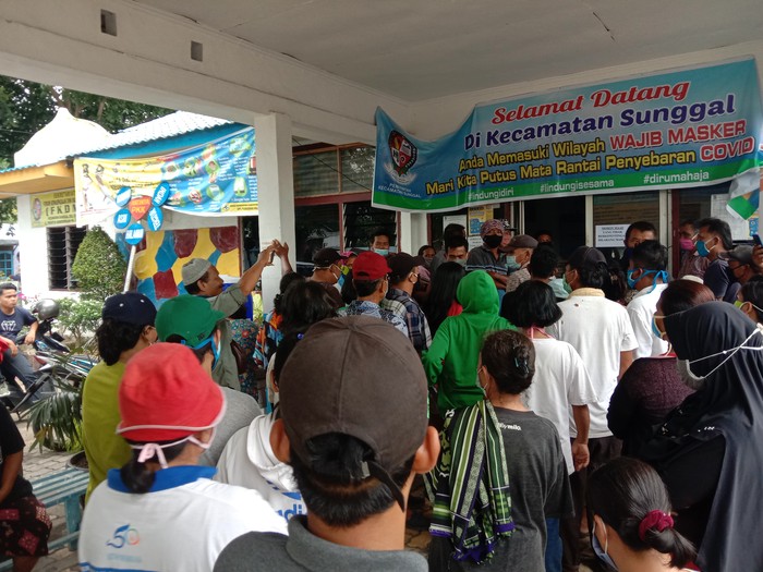 Warga demo di kantor Camat Sunggal gegara tak dapat bansos (Ahmad Arfah-detikcom)