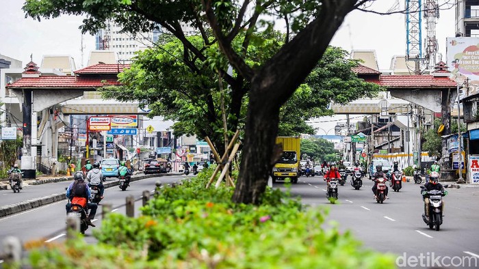 Kendaraan bermotor meilntasi jalan Margonda Raya ditengah pemberlakuan PSBB di Kota Depok, Jawa Barat, Selasa (19/5/2020). Grandyos Zafna/detikcom