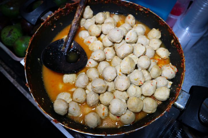 Hal apa yang harus dilakukan sebelum melakukan proses penggorengan pada pembuatan bakso goreng merco