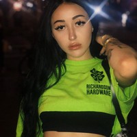 Karena itu lah mengapa semua orang selalu berkata padaku bahwa tidak peduli apa pun, aku akan selalu ada di bayangan itu. Dan aku waktu itu selalu mempercayainya dan sulit untukku mengatasinya, lanjut Noah Cyrus. Foto: Instagram @noahcyrus