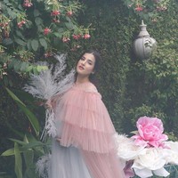 Nah kalau dalam foto ini, Tasya sedang berpose di halaman luar rumahnya, tepatnya di samping kolam renang. Foto: Instagram Tasya Farasya