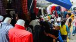 Belanja Lebaran di Pasar Tanah Abang Juga Ramai