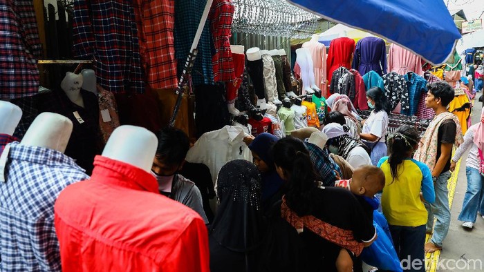 Belanja Lebaran di Pasar Tanah Abang Juga Ramai Menjelang Hari Raya Idul Fitri Pasar Tanah Abang kembali ramai dipenuhi para pedagang dan pembeli. Berikut foto-foto suasana terkininya.