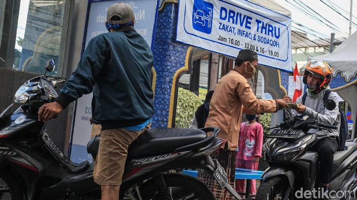 Tanah Kusir Berlakukan Zakat Fitrah Secara Drive Thru Panitia zakat di sejumlah masjid di Jakarta menyediakan layanan drive thru zakat fitrah untuk meminimalisir penyebaran virus Corona.