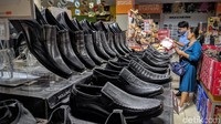 Tak hanya menjual pakaian, para pedagang di pasar ini pun menjual sejumlah sepatu.