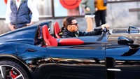 Patut menjadi sorotan adalah bagaimana santainya Zlatan mengendarai mobil super tanpa atap ini. Ada banyak risiko bahaya menghantuinya selama berkendara, khususnya pada bagian kepala yang terekspos tanpa ada penjagaan berarti. Belum lagi saat pandemi virus Corona ini ia juga tidak terlihat menggunakan masker yang mana bisa menulari dirinya.Foto: autoevolution