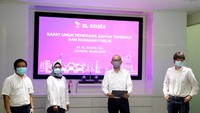 Hadir dalam rapat tersebut Direktur Finance XL Axiata, Mohamed Adlan bin Ahmad Tajudin, Presiden Direktur & CEO XL Axiata, Dian Siswarini, Presiden Komisaris XL Axiata, Dr. Muhamad Chatib Basri dan Direktur Commercial XL Axiata, David Arcelus Oses dalam acara Rapat Umum Pemegang Saham Tahunan (Rapat) 2020. Foto: dok. XL