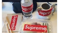 Ini menu makan Sultan nih. Semua makanan dan alat makannya diberi label Supreme. Sekali makan saja bisa habis berapa ratus juta. Eits tapi jangan langsung percaya ya, ini hanya meme.  Foto: istimewa