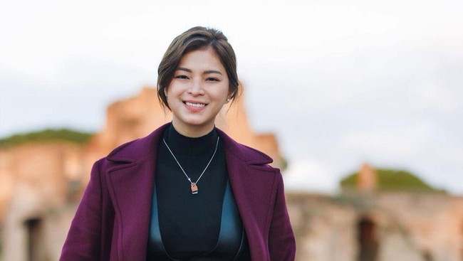 Sebenarnya, ia terjun ke dunia hiburan tanpa disengaja. Angela ditemukan oleh seorang pencari bakat di sebuah mal ketika dirinya sedang bolos sekolah. (Foto: Instagram/@therealangellocsin)