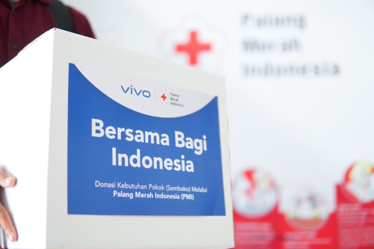 Vivo Indonesia menyerahkan bantuan sembako ke PMI