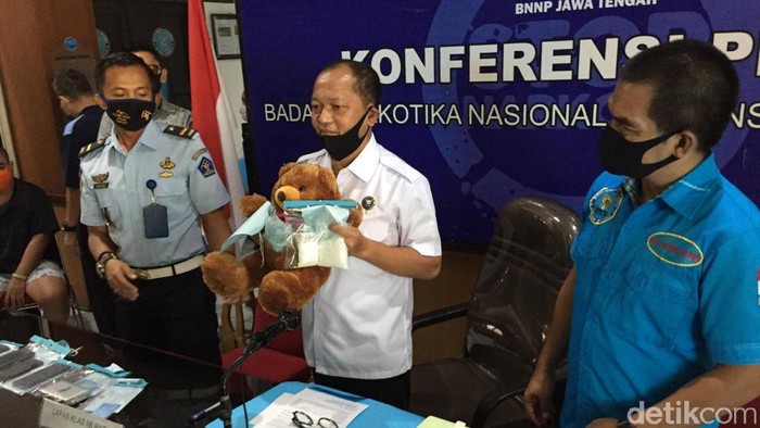 Petugas BNNP Jateng menangkap pengedar sabu yang disembunyika di dalam boneka beruang