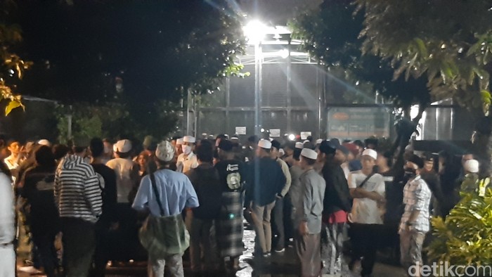 Pendukung habib bahar datangi lapas gunungsindur