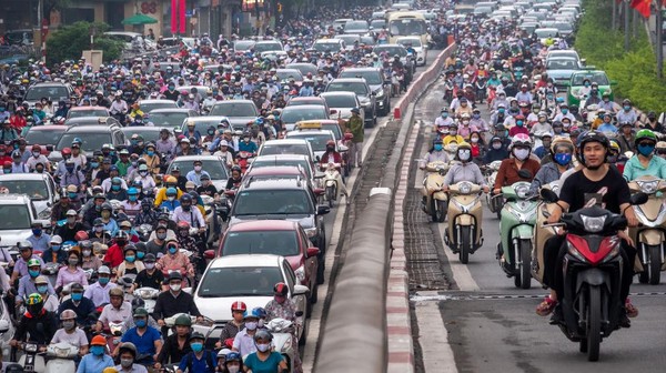 Lockdown Usai, Warga Hanoi Tumpah Ruah