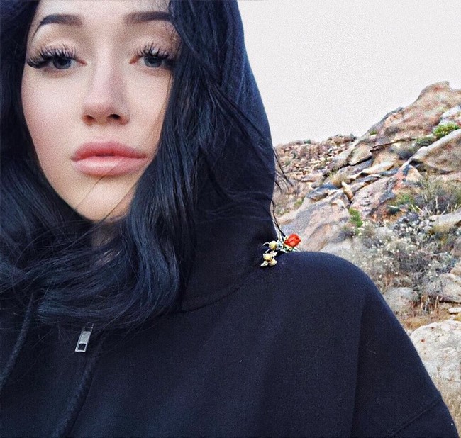 Terlahir di keluargaku, semua orang membuatku kesulitan karena mengalami kesulitan menjadi adik Miley tapi aku selalu merasa aku adalah orang yang tidak peduli pendapat orang padaku di online, ungkapnya sambil menangis. Foto: Instagram @noahcyrus