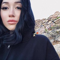 Terlahir di keluargaku, semua orang membuatku kesulitan karena mengalami kesulitan menjadi adik Miley tapi aku selalu merasa aku adalah orang yang tidak peduli pendapat orang padaku di online, ungkapnya sambil menangis. Foto: Instagram @noahcyrus