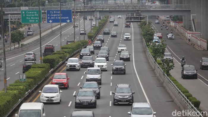 Kendaraan melintasi tol dalam kota di Jalan Gatot Subroto, Jakarta, Selasa (19/5/2020). Suasana hari ini tampak ramai lancar.