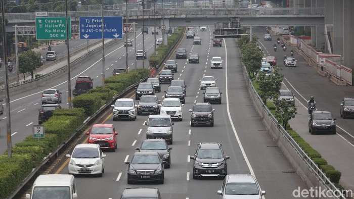 Tol Dalam Kota Ramai Lancar Kendaraan melintasi tol dalam kota di Jalan Gatot Subroto, Jakarta, Selasa (19/5/2020). Suasana hari ini tampak ramai lancar.