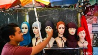 Para pembeli dan pedagang tidak mempedulikan jarak aman antar satu sama lain atau physical distancing.