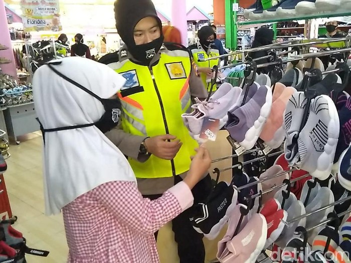 Polisi Bojonegoro terus membantu masyarakat di tengah pandemi Corona. Menjelang Lebaran, mereka menyantuni anak polisi dan ASN yang menjadi yatim atau piatu.