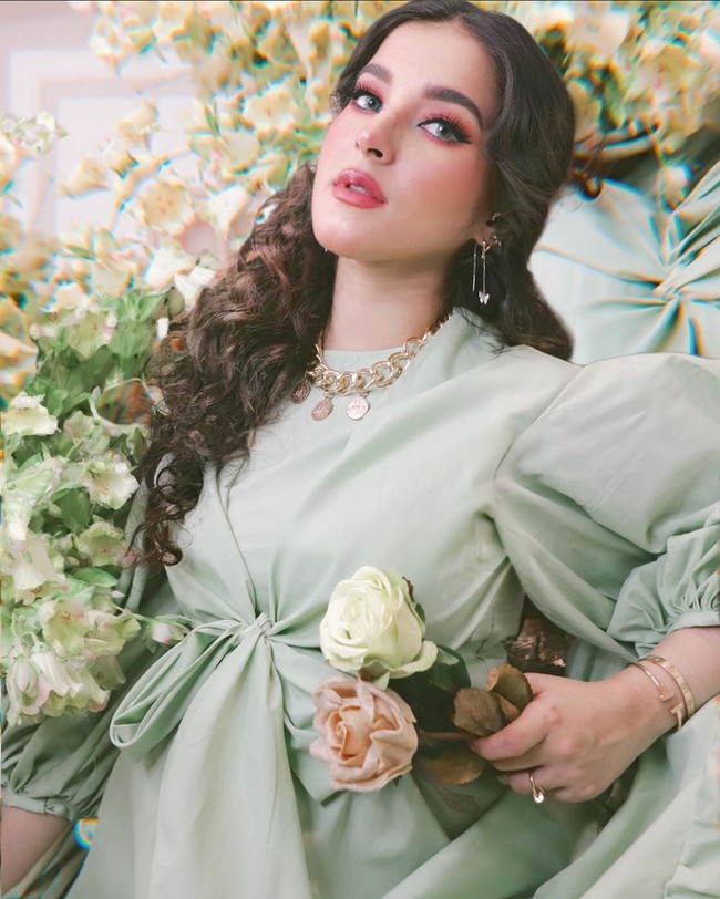 Beauty vlogger dengan 3.5 juta lebih pengikut di Instagram ini juga merias wajahnya sendiri untuk melakukan pemotretan. Namun hal itu bukanlah masalah bagi seorang Tasya Farasya. Foto: Instagram Tasya Farasya