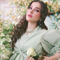Beauty vlogger dengan 3.5 juta lebih pengikut di Instagram ini juga merias wajahnya sendiri untuk melakukan pemotretan. Namun hal itu bukanlah masalah bagi seorang Tasya Farasya. Foto: Instagram Tasya Farasya
