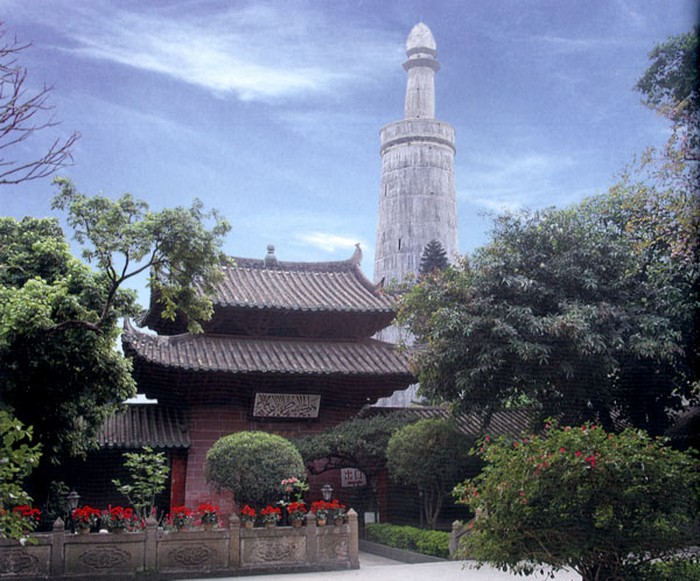 Masjid Huaisheng yang berada di Guangzhou, China, jadi saksi penyebaran Islam di Negeri Tirai Bambu. Masjid itu diketahui dibangun oleh sahabat Rasulullah SAW.