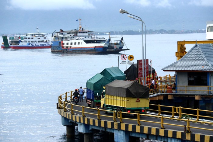 ARUS MUDIK H-5 LEBARAN DI PELABUHAN KETAPANG Pemudik bersiap turun dari kapal di Pelabuhan Ketapang, Banyuwangi, Jawa Timur, Selasa (19/5/2020). Pada H-5 Idul Fitri, arus mudik di Pelabuhan Ketapang terpantau ramai penumpang pejalan kaki dari Pulau Bali, sedangkan dengan tujuan Pulau Bali didominasi angkutan logistik. ANTARA FOTO/Budi Candra Setya/foc.