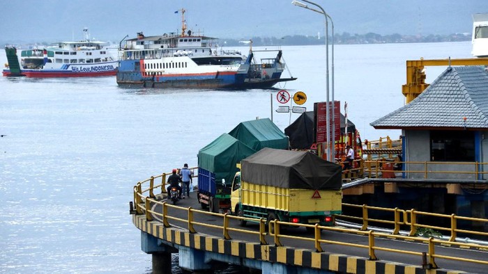 Pemudik bersiap turun dari kapal di Pelabuhan Ketapang, Banyuwangi, Jawa Timur, Selasa (19/5/2020). Pada H-5 Idul Fitri, arus mudik di Pelabuhan Ketapang terpantau ramai penumpang pejalan kaki dari Pulau Bali, sedangkan dengan tujuan Pulau Bali didominasi angkutan logistik. ANTARA FOTO/Budi Candra Setya/foc.
