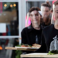 Manusia diharuskan berdamai dengan virus Corona karena tak ada yang tahu akan berakhir sampai kapan. Demi roda perekonomian kembali berputar, sejumlah negara sudah mengakhiri masa lockdown dengan membuka fasilitas serta tempat umum. Tapi ada peraturan yang harus ditaati agar bisa beraktivitas dengan the new normal. Foto: BBC Magazine