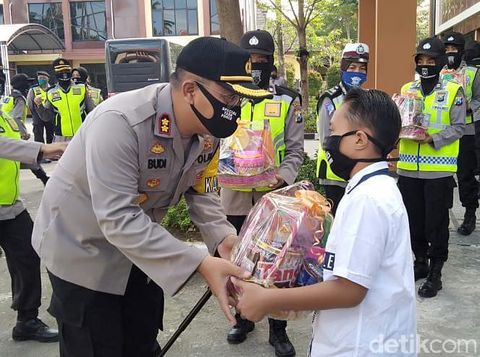 Kapolres Bojonegoro AKBP M Budi Hendrawan memberikan bingkisan pada anak polisi yang yatim/piatu/