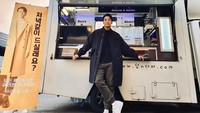 Pengalaman aktingnya sudah tak diragukan lagi. Ia pun kerap mendapatkan kiriman food truck dari orang terdekatnya, seperti food truck kopi yang dikirim oleh temannya ini. Foto: Instagram @songseungheon1005
