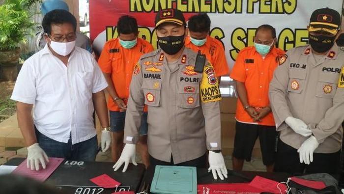 Tiga pelaku curat jaringan Jatim saat rilis pers di Mapolres Sragen, Selasa (19/5/2020).