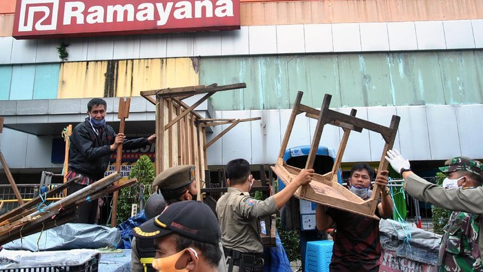 PEMBONGKARAN LAPAK PKL DI KOTA BOGOR Sejumlah anggota Satpol PP Kota Bogor bersama pedagang kaki lima (PKL) membongkar lapak di kawasan Pasar Anyar, Kota Bogor, Jawa Barat, Selasa (19/5/2020). Pemerintah Kota Bogor membongkar puluhan lapak PKL yang berada di kawasan Pasar Anyar, Kota Bogor kerena telah melanggar aturan kebijakan Pembatasan Sosial Berskala Besar (PSBB) guna menekan penyebaran dan penularan pandemi COVID-19. ANTARA FOTO/Arif Firmansyah/foc.