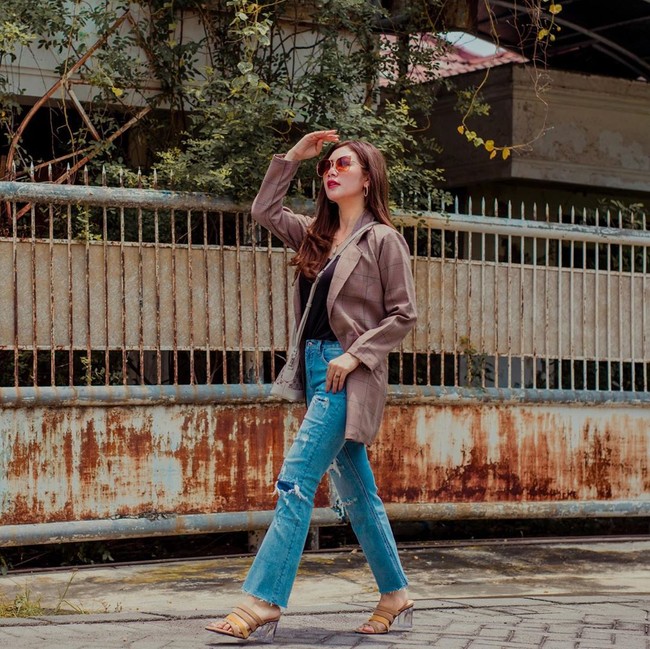 Ibu dua anak ini kemudian memanfaatkan teknologi dan menjalankan bisnisnya secara online. Selain menjual barang-barang preloved, ia pun beralih untuk menjual sepatu dan tas industri rumahan dengan online yang diberi nama @handmadeshoesby. Tak hanya itu, kini Hesti telah melebarkan sayap bisnisnya di bidang interior, makanan, event, dan yang akan segera diluncurkan adalah bisnis di bidang kecantikan. Foto: Instagram @deltahesti