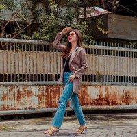 Ibu dua anak ini kemudian memanfaatkan teknologi dan menjalankan bisnisnya secara online. Selain menjual barang-barang preloved, ia pun beralih untuk menjual sepatu dan tas industri rumahan dengan online yang diberi nama @handmadeshoesby. Tak hanya itu, kini Hesti telah melebarkan sayap bisnisnya di bidang interior, makanan, event, dan yang akan segera diluncurkan adalah bisnis di bidang kecantikan. Foto: Instagram @deltahesti