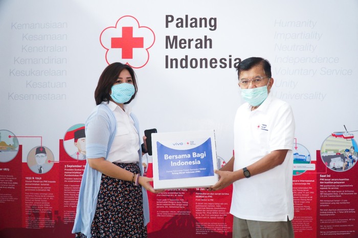 Vivo Indonesia menyerahkan bantuan sembako ke PMI