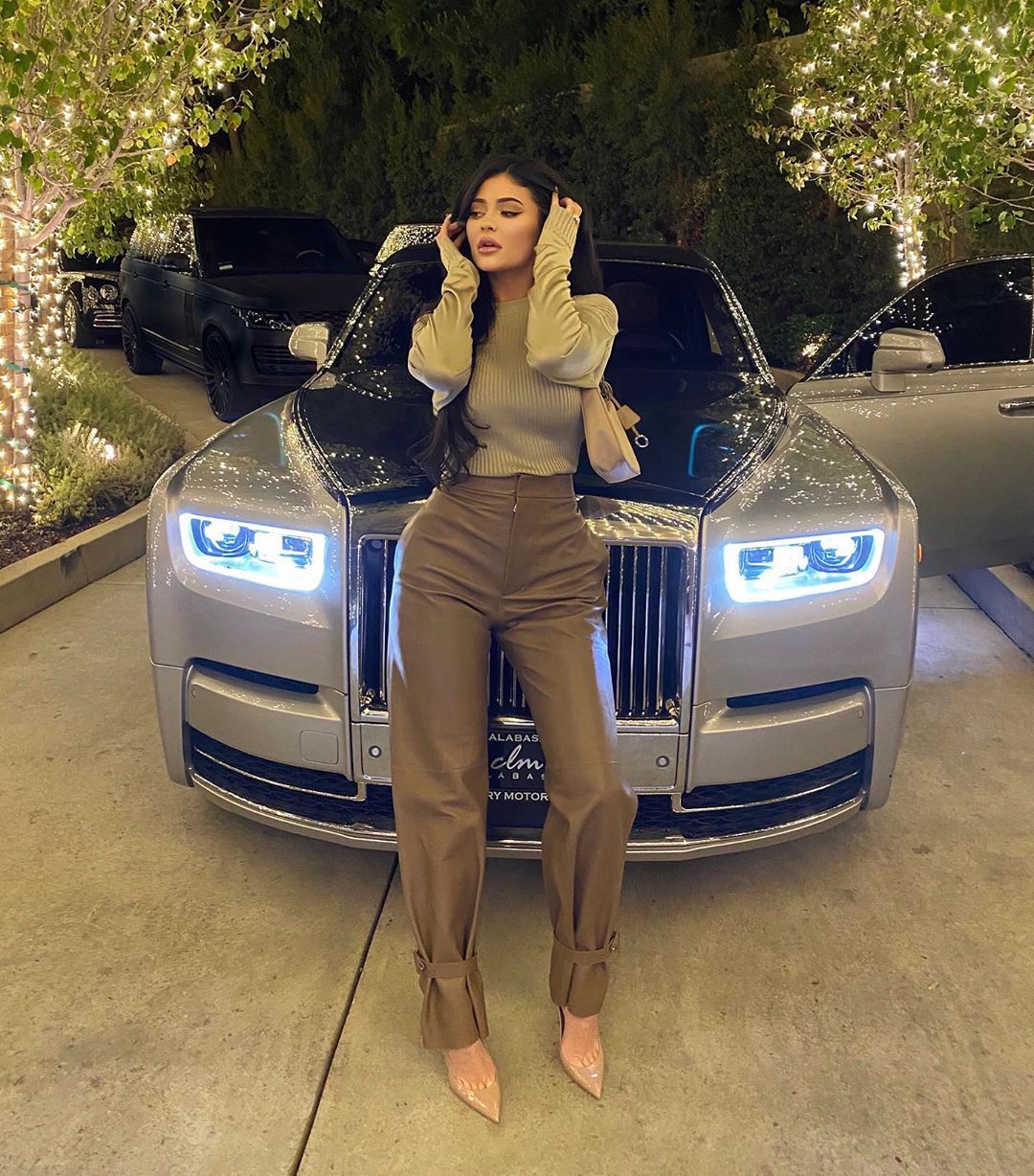Pose Kylie Jenner di depan mobil mewah