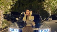 Kylie Jenner juga memiliki mobil mewah Rolls-Royce Wraith. Foto: Instagram @kyliejenner