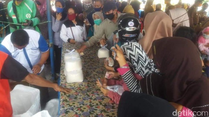 Warga serbu pasar murah yang digelar Pemprov Sulteng
