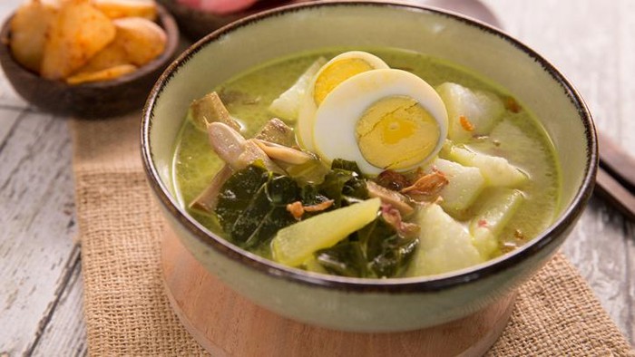 lontong Lontong, a traditional dish in Malaysia and indonesia during Eid. The rice cooked and boiled inside the banana leaf wrap.