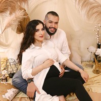 Tasya juga beberapa kali terlihat mengunggah foto kehamilannya bersama sang suami. Kali ini tema fotonya adalah kasual dengan menggunakan kemeja putih dan celana panjang. Foto: Instagram Tasya Farasya