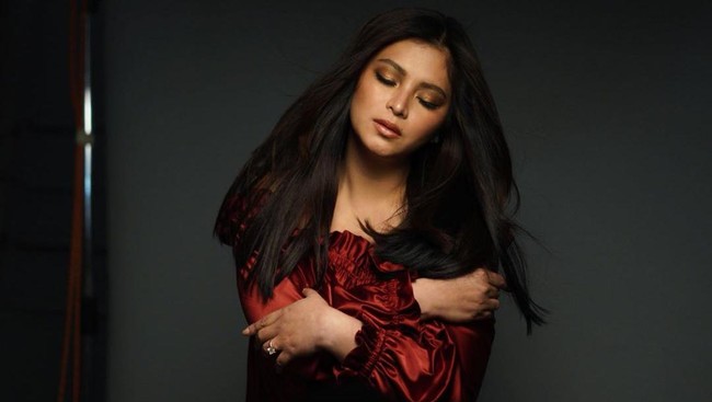 Sudah puluhan judul film dan serial TV yang dibintanginya. Ia juga telah meraih sejumlah penghargaan berkat dedikasinya di dunia akting. Di luar itu, ia pernah mendapat predikat perempuan terseksi Filipina dari majalah Maxim. (Foto: Instagram/@therealangellocsin)