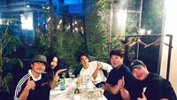 Pernah membintangi drama berjudul The Player pada 2018 lalu, begini kedekatan Seungheon bersama sederet aktor di drama tersebut. Ada Krystal Jung juga di sana. Foto: Instagram @songseungheon1005